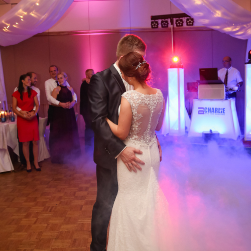Brautpaar Hochzeitstanz mit Bodennebel in roten Scheinwerferlicht