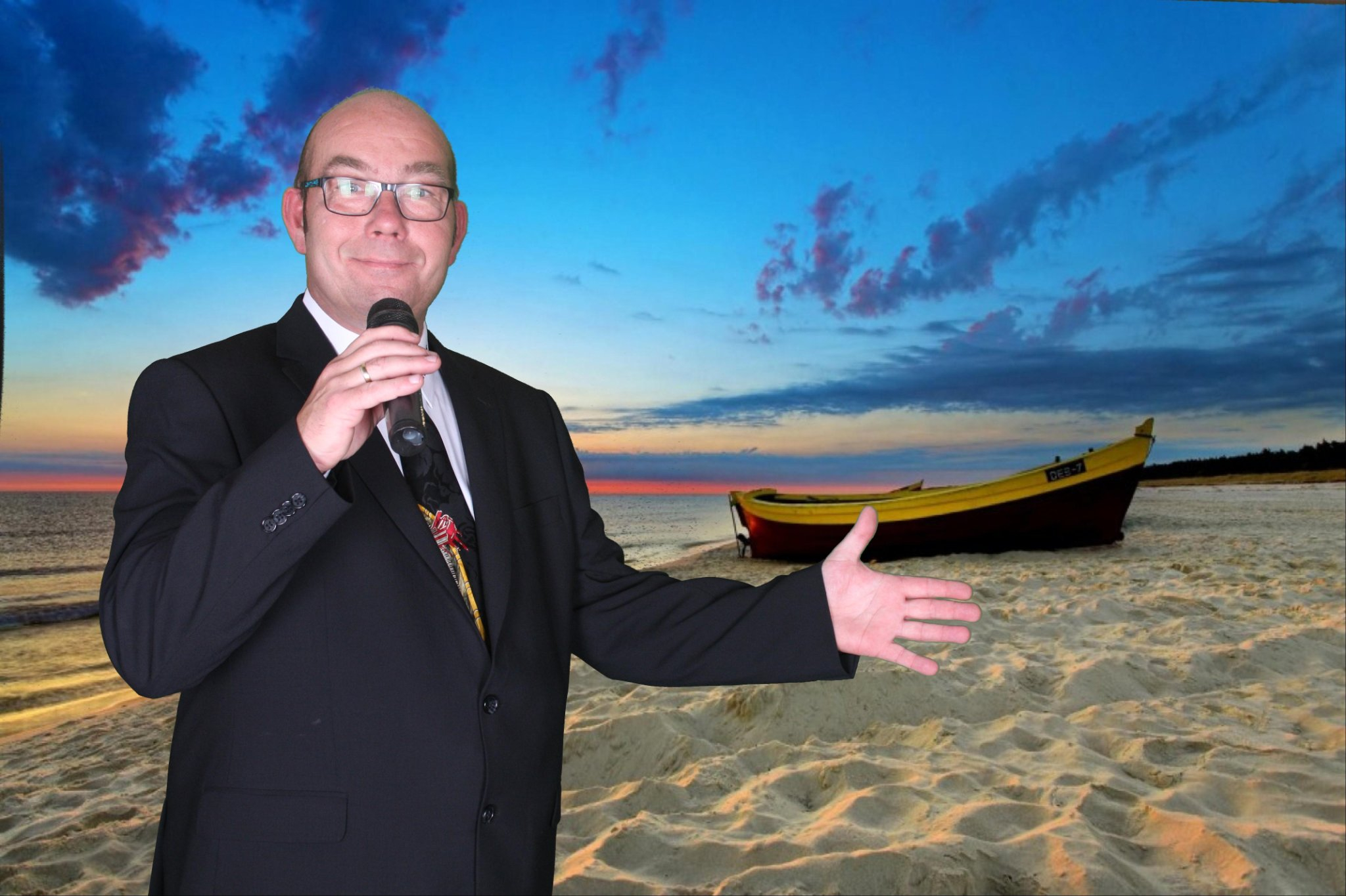 DJ Charlie im Hintergrund, eine Fischerboot am Strand in der Karibik bei Sonnenuntergang