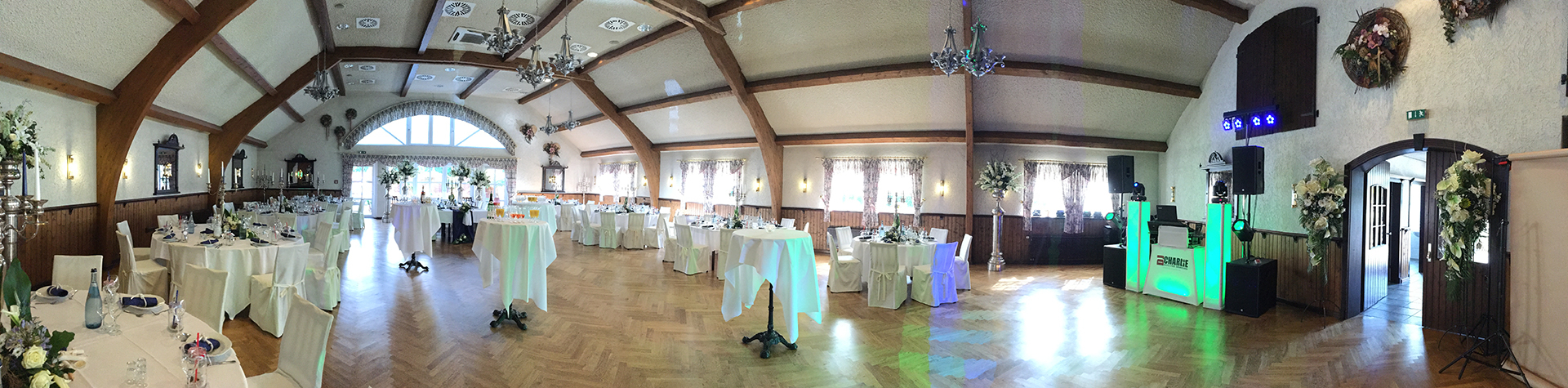 Empfangsbereich mit Stehtischen vor dem Hochzeitssaal
