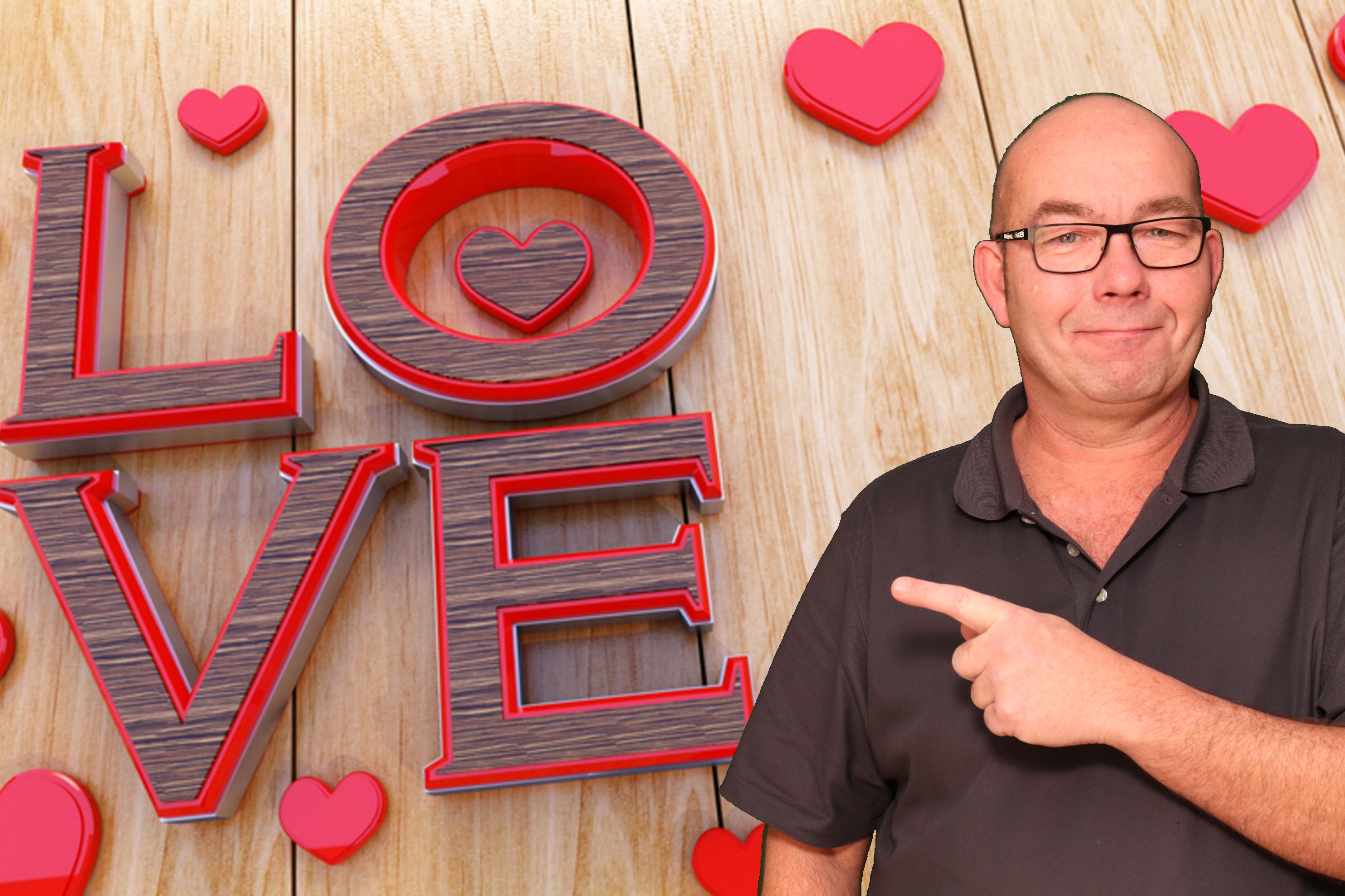 DJ Charlie vor "LOVE" banner