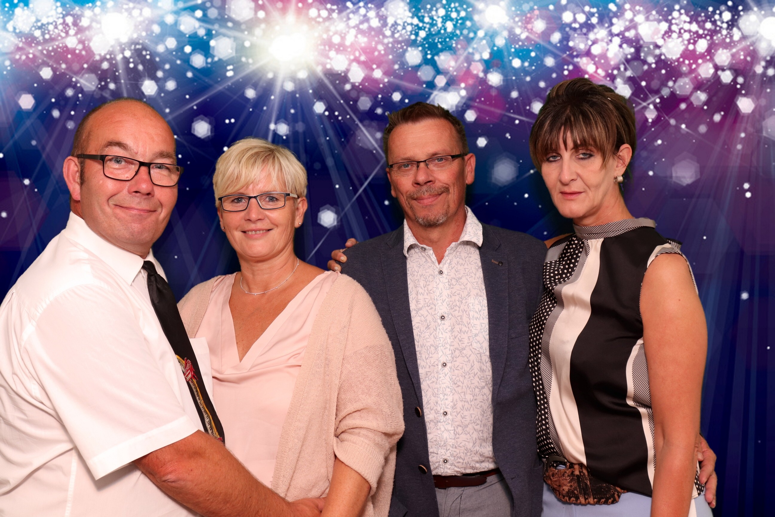 Zwei Paare vor der Fotobox mit Hintergrund aus leuchtenden Sternen