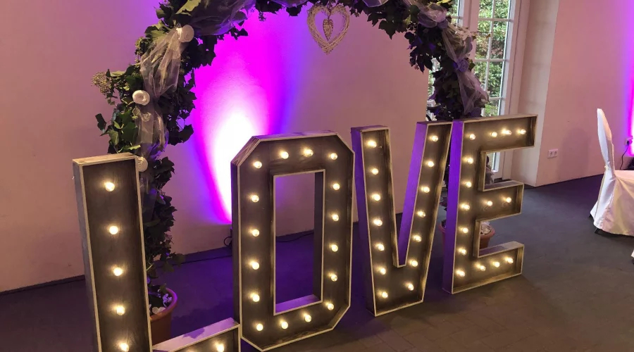 Love - Schriftzug