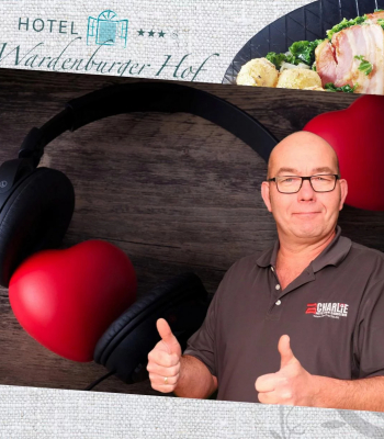 DJ Charlie mit Daumen hoch
