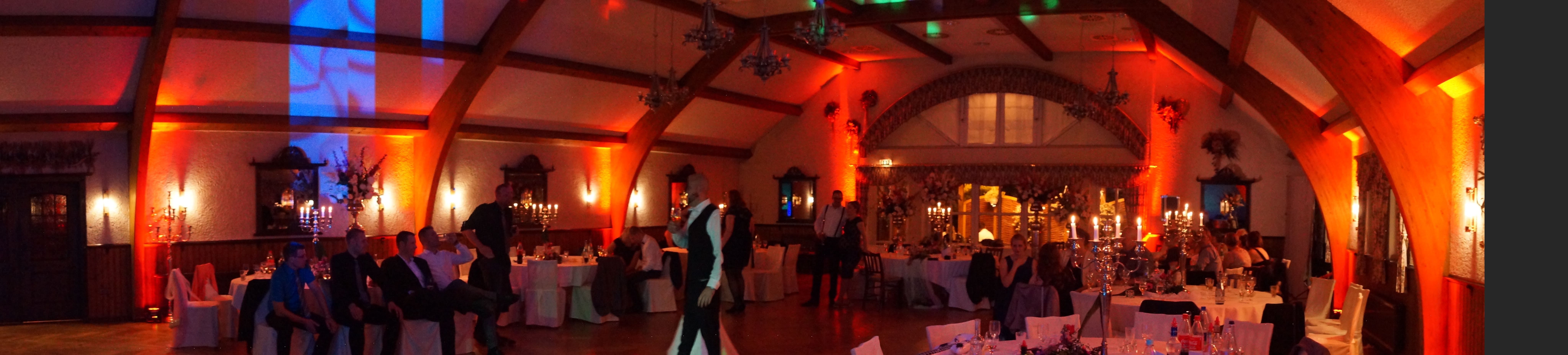Hochzeitssaal mit Gästen