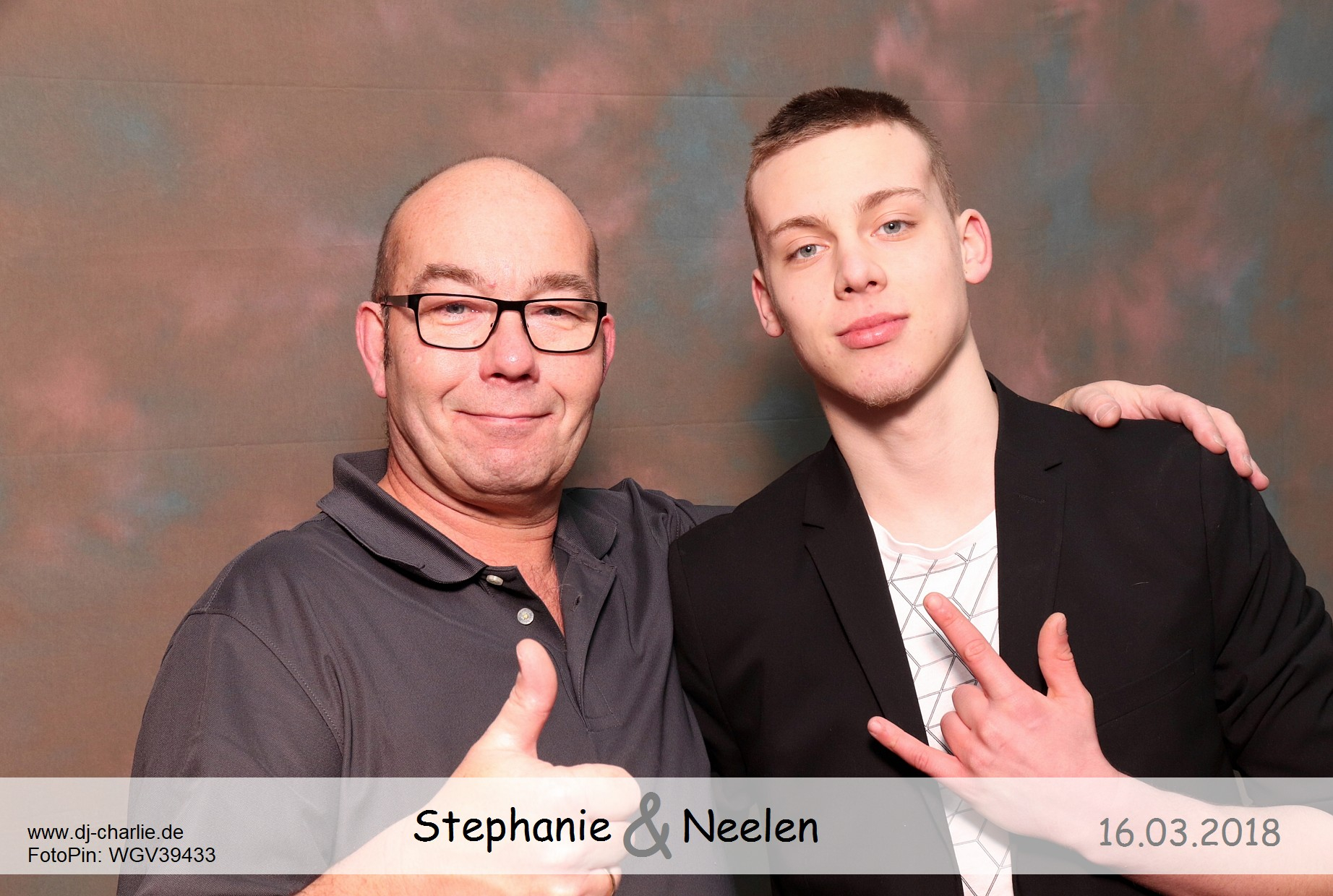 Ältere Herr mit jungem Herr vor Fotobox