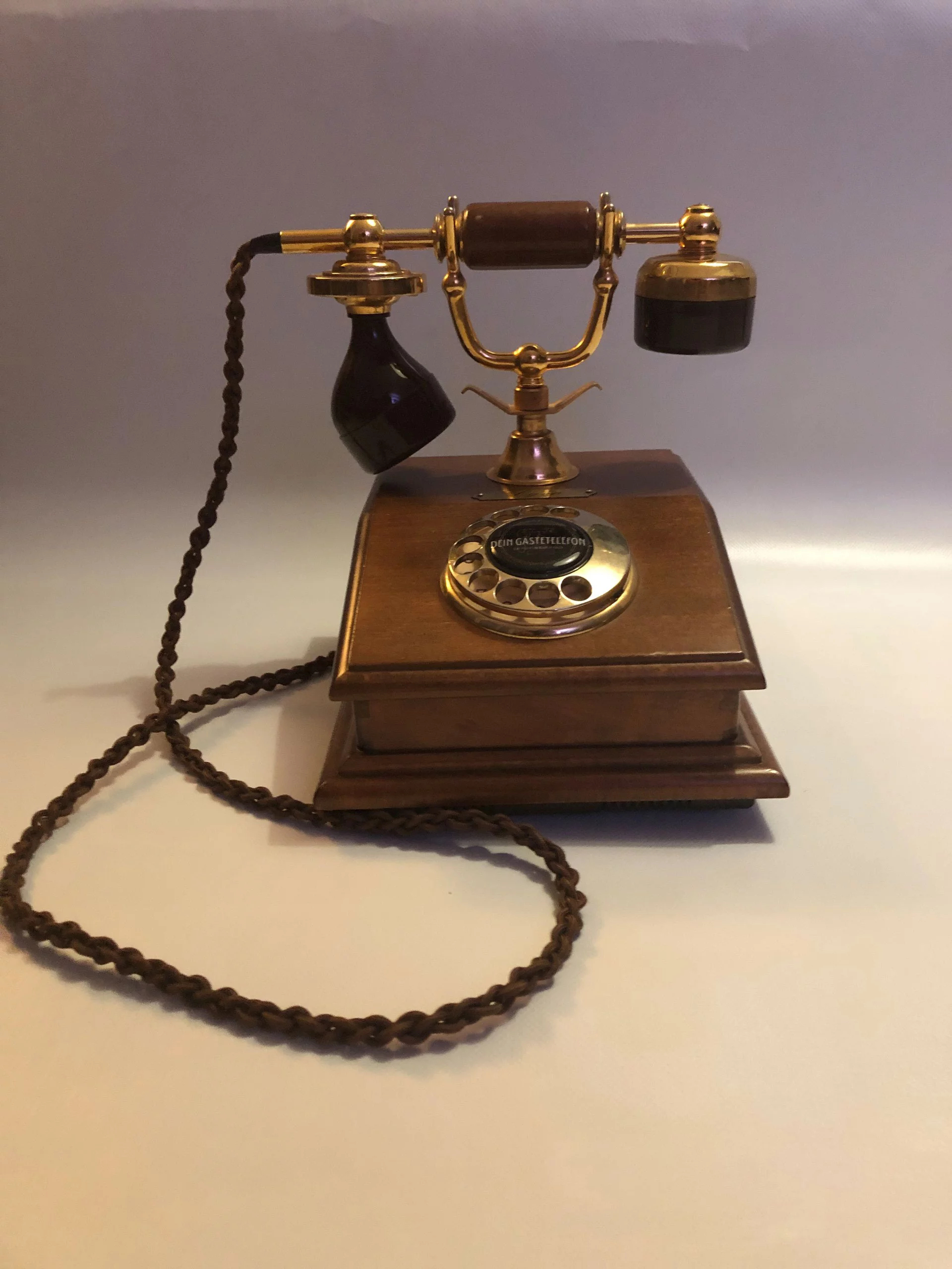 Telefon von ca. 1920 in braun mit Wählscheibe