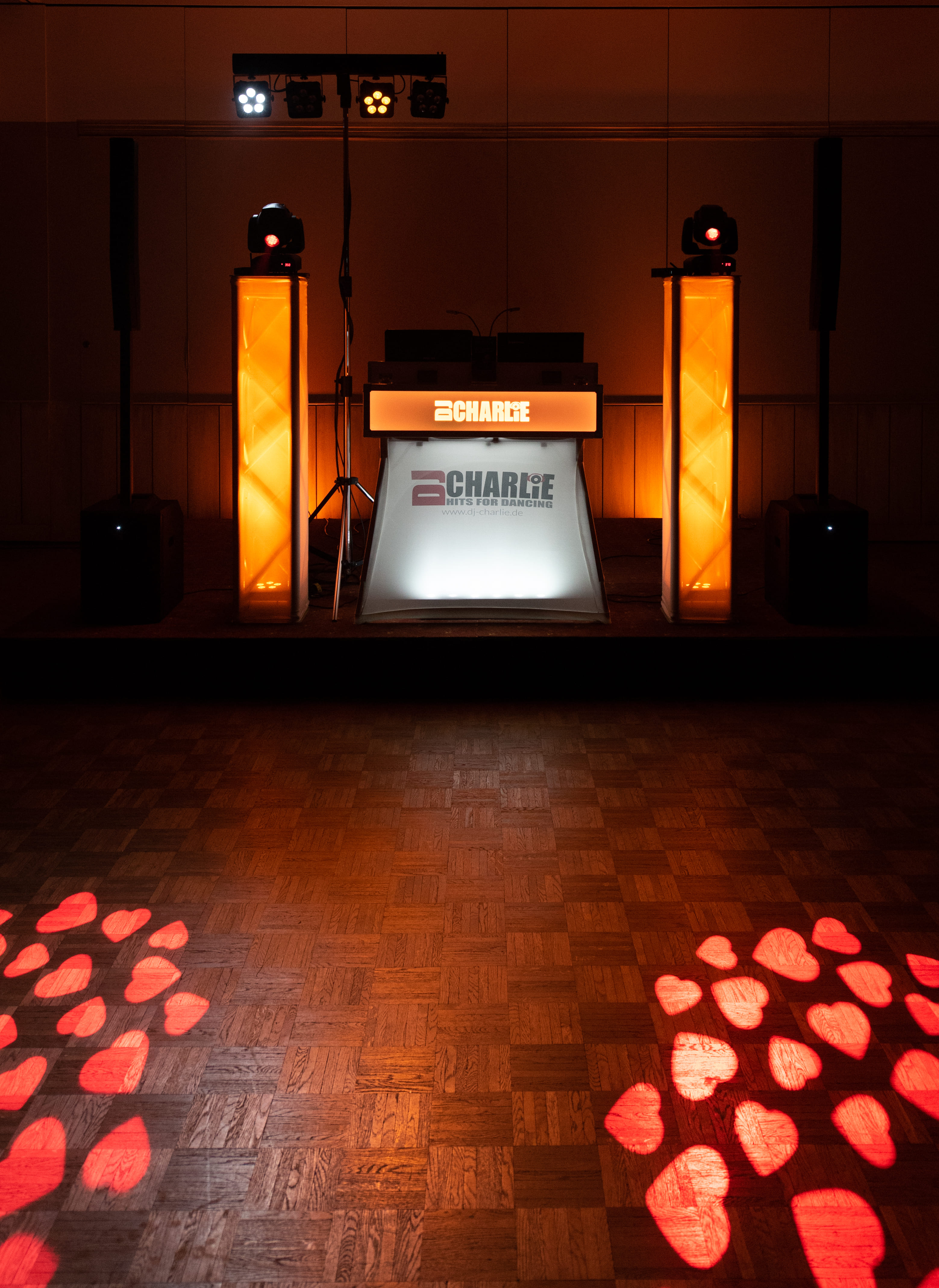 DJ Pult mit orangener Beleuchtung