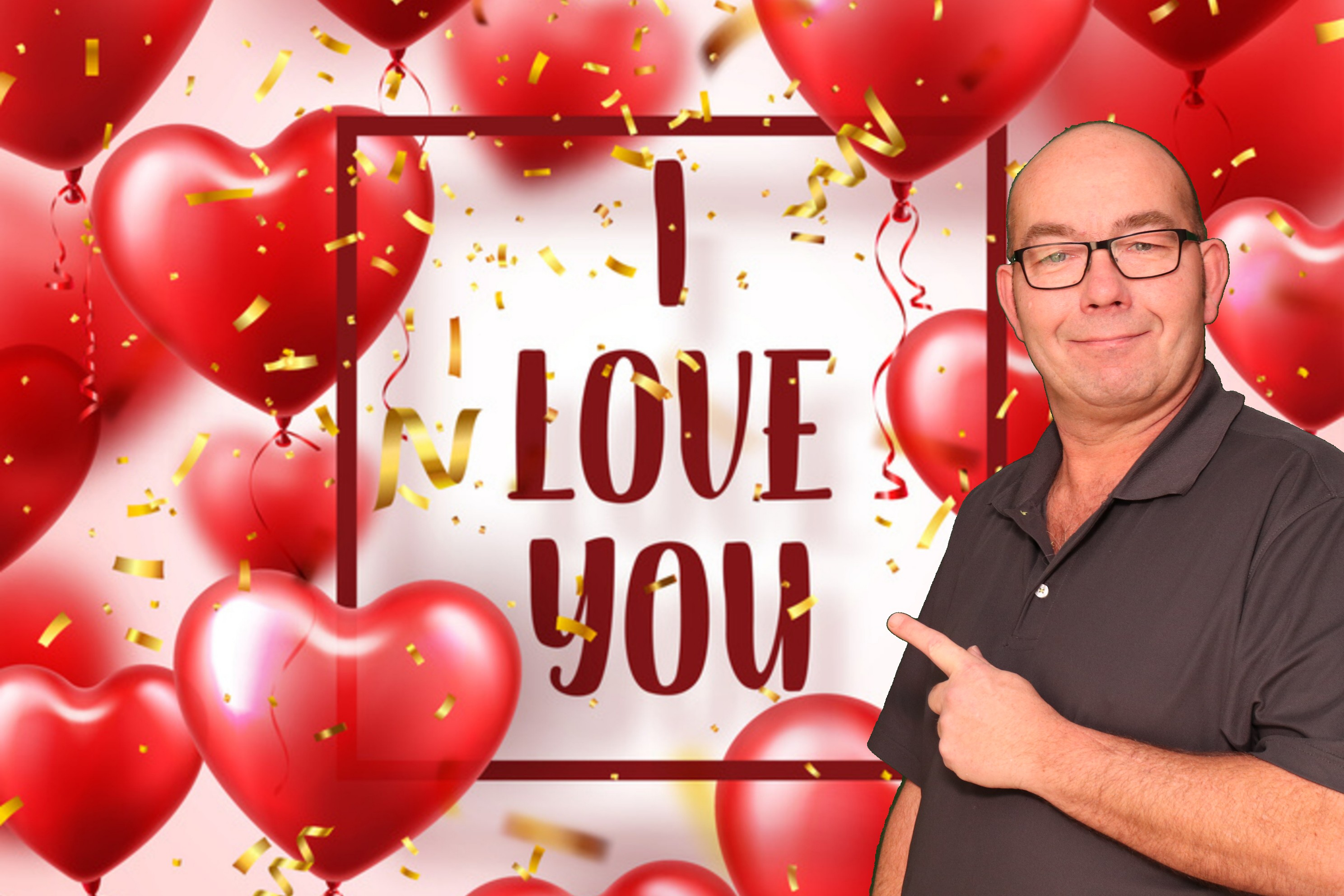 DJ Charlie mit "I Love You" Schriftbanner