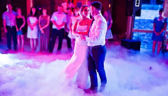 Hochzeitpaar beim Tanzen mit Nebel