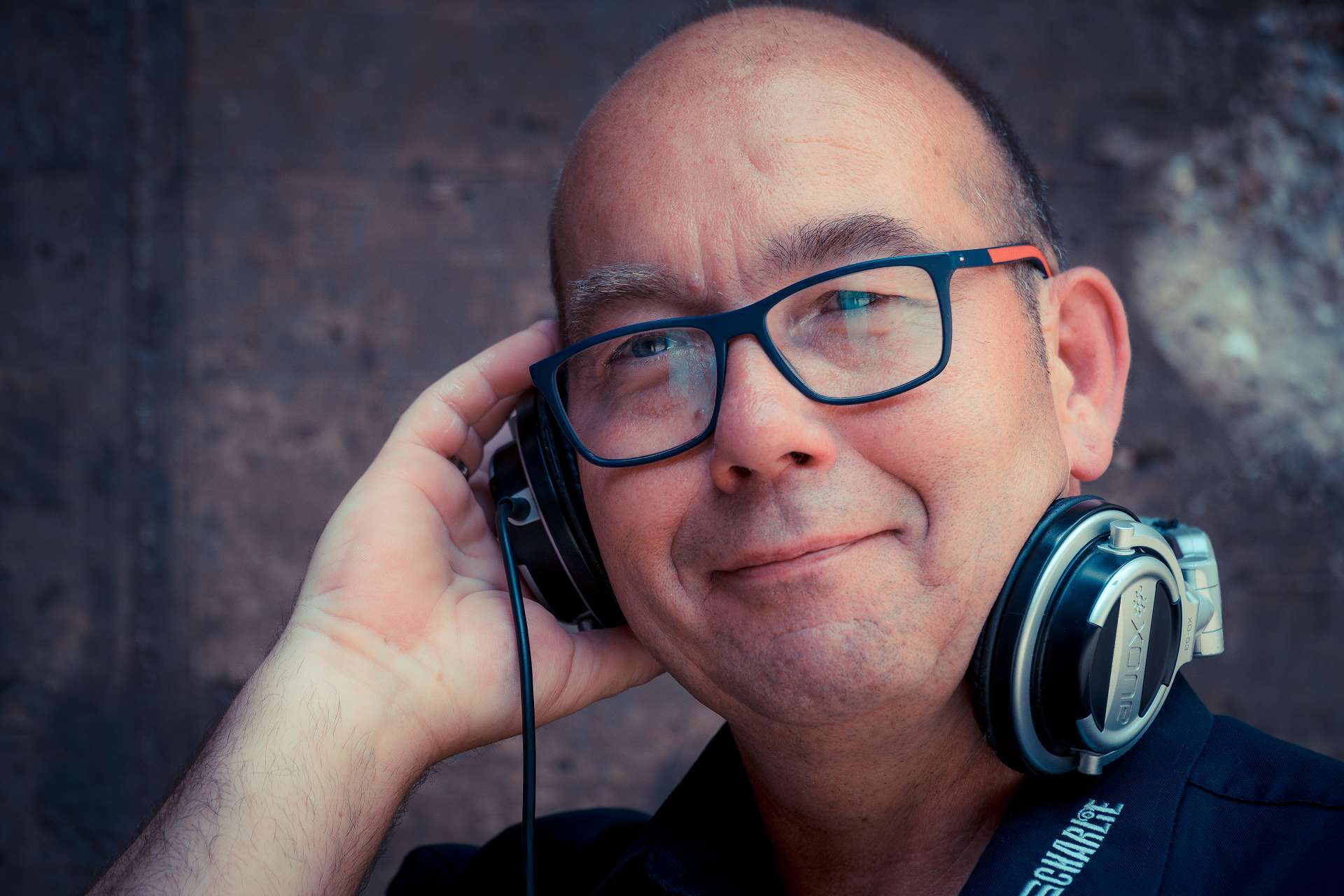 Bild von DJ Charlie mit Kopfhörern