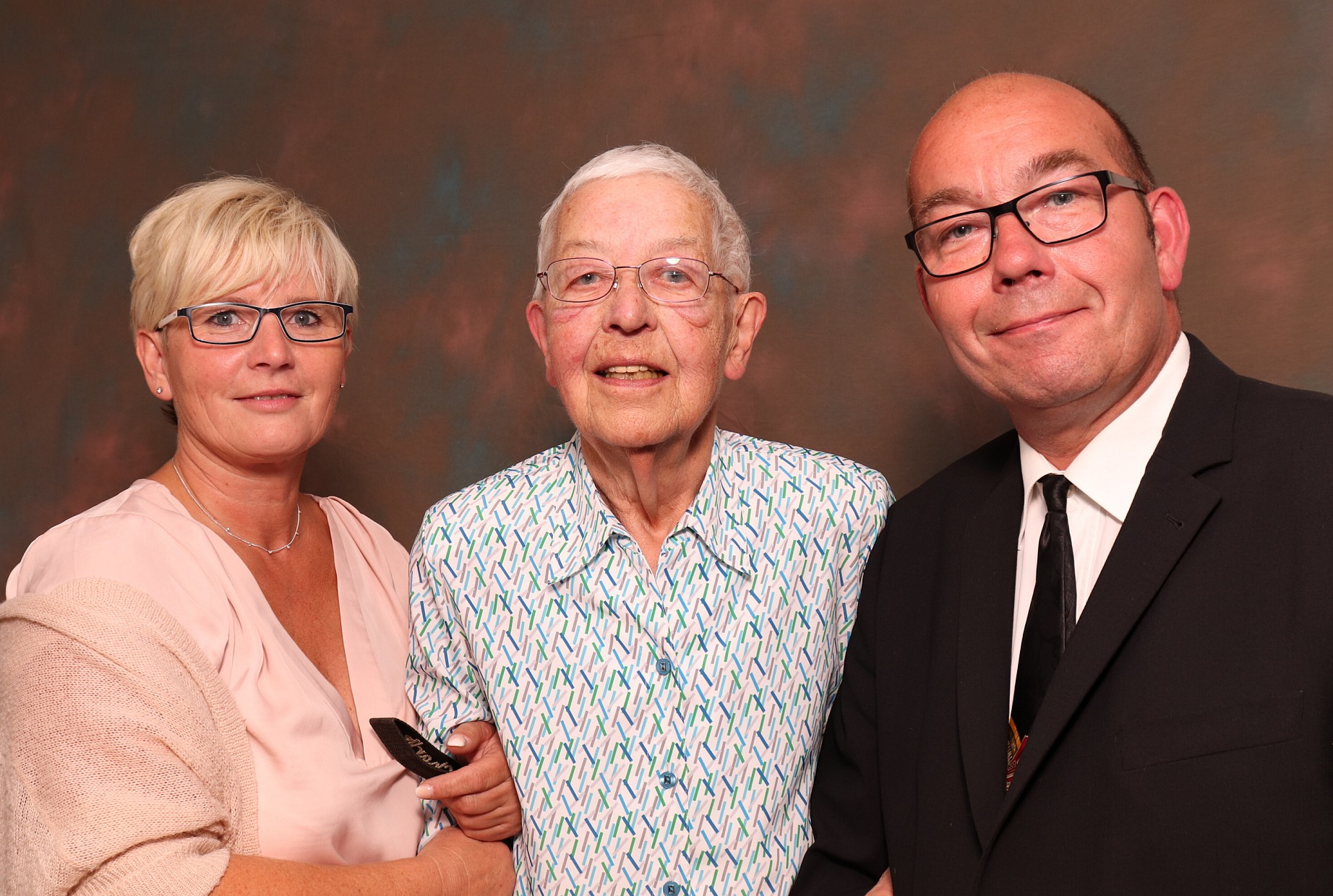 Drei Personen vor der Fotobox