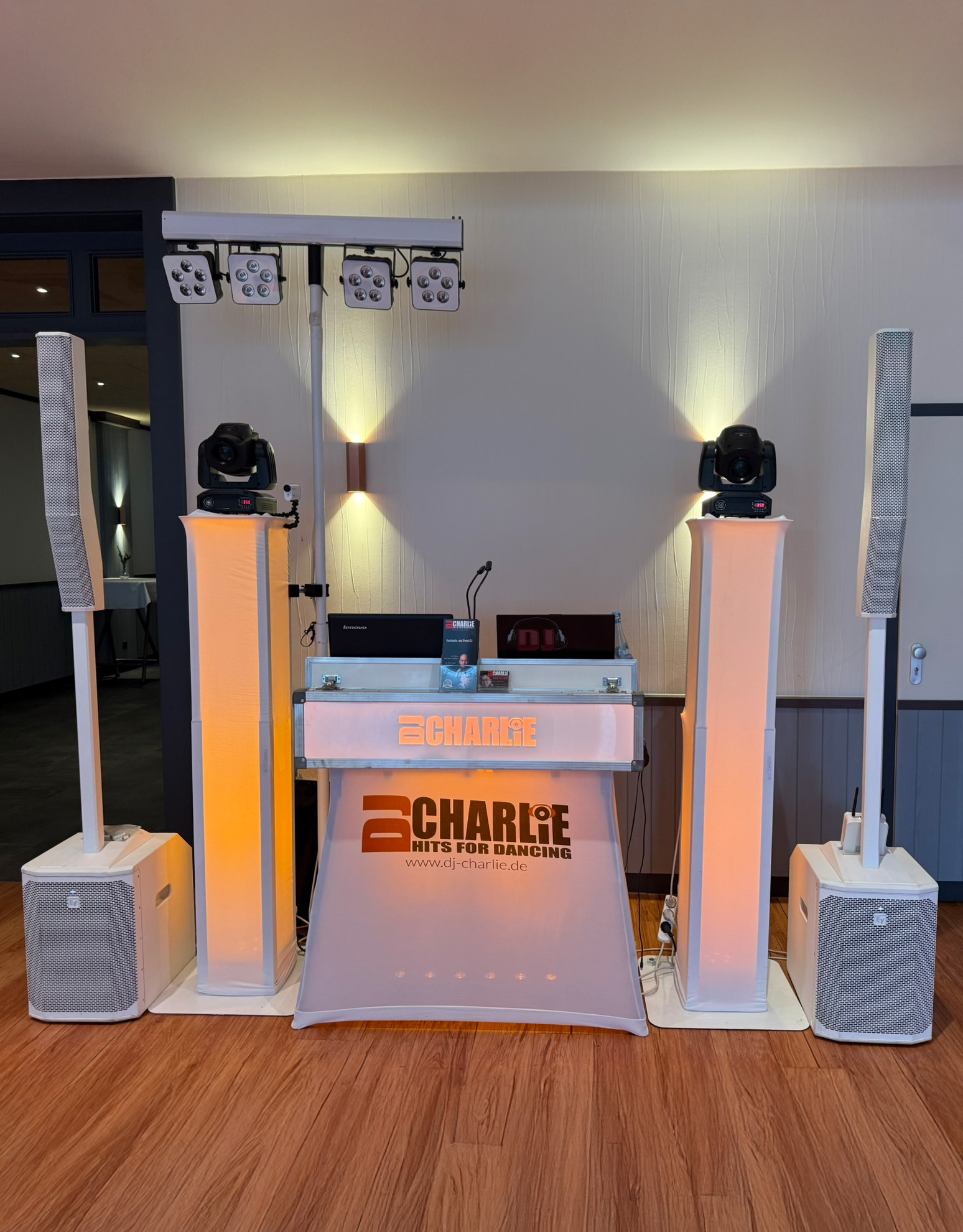 DJ Pult mit orangener Beleuchtung